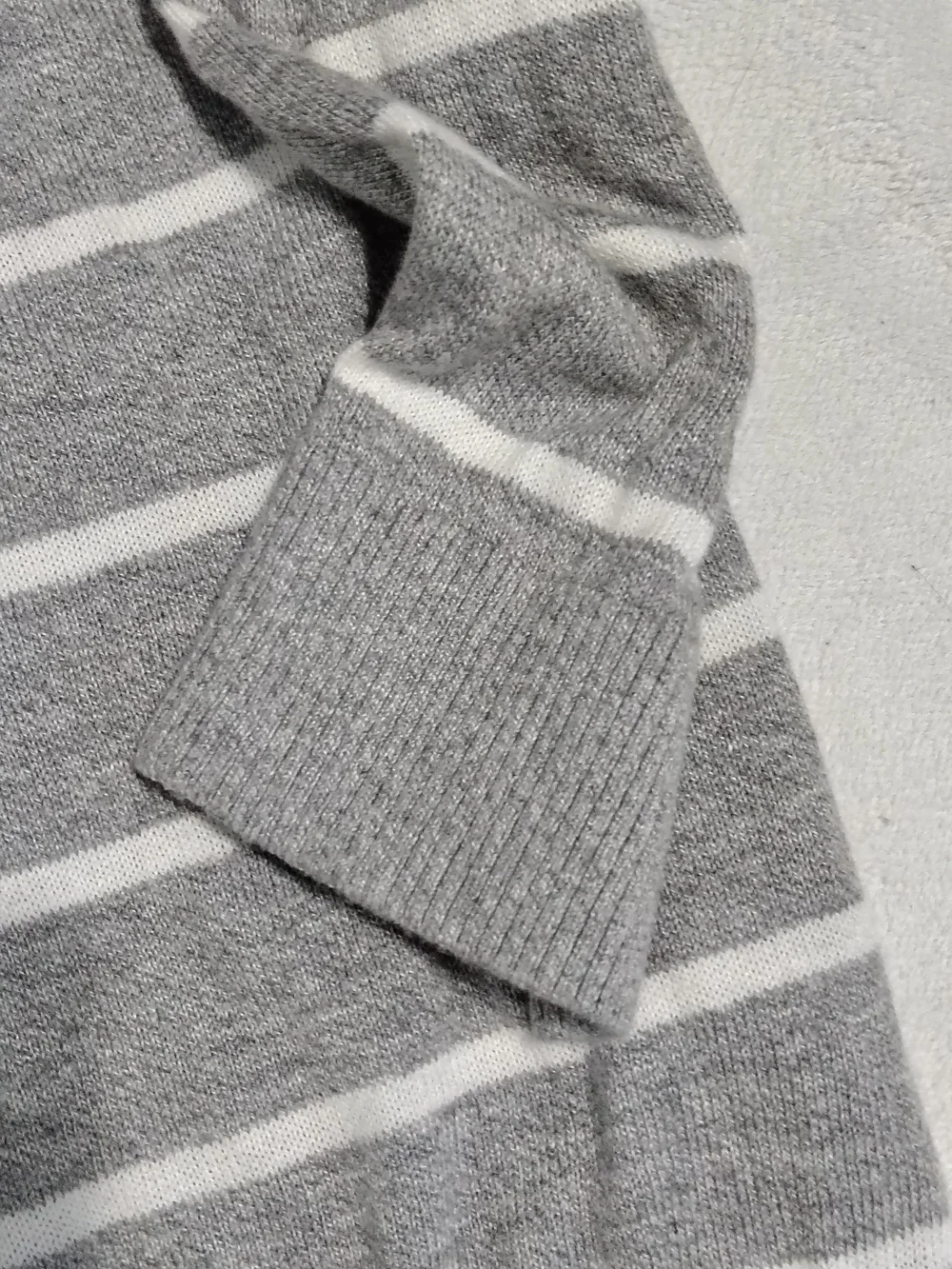 Hollister Men's Heather Gray Crewneck Sweater
